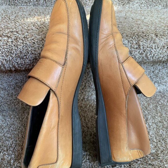 Gucci Men\'s Tan Leather Loafers . Size 8.5 D. In good condition with signs of us main image 16